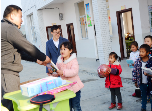 爱心暖了学生娃