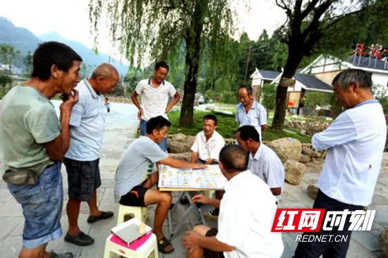 村民们闲暇时间在文化活动广场下棋.jpg