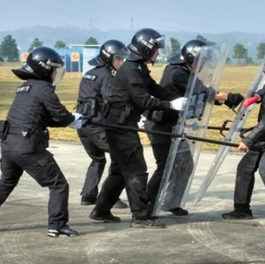 演练比武齐上阵  赫山特警大练兵