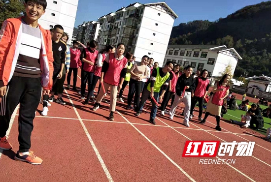 家长们热情地参与活动.jpg