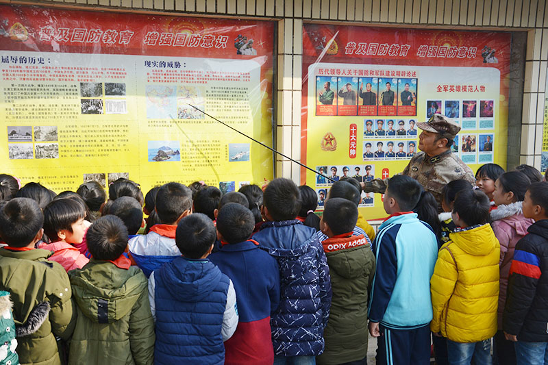 11月22日，以“感受军旅文化，培养爱国情怀”为主题的国防教育活动在武冈市人武部全面开展，为200余名小学生上了生动的一课。