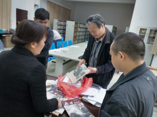饶坤为吉首市档案馆捐赠个人作品