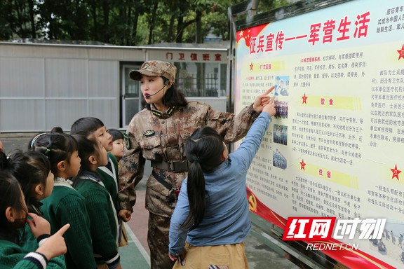 龙山：幼儿园小朋友走出校园接受爱国主义教育