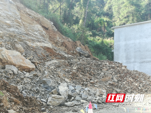 石家冲多措应对营庄梁排冲灾害点防范驻守工作