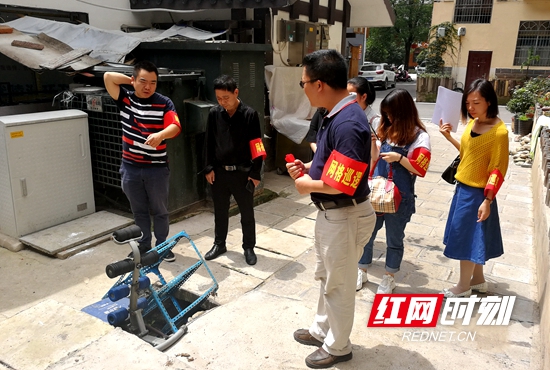 网格红袖章”在巡查.jpg