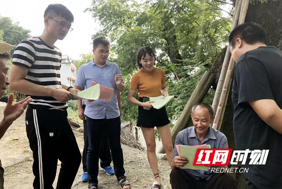 干部职工向群众宣传综治民调.jpg