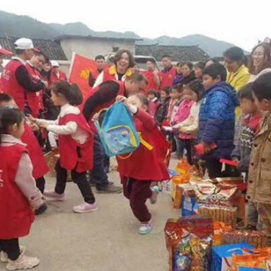 资阳巾帼志愿者到安化硐谢小学助学