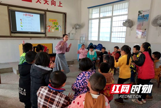 音乐课上，陈老师与孩子们一起唱歌，一起做游戏。.jpg
