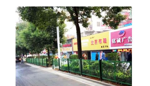 文明创建进行时:潇湘街道绿化带护栏“扮靓”古汉大道