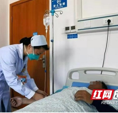 男子脑梗瘫痪20多年 三氧大自血治疗后恢复行走