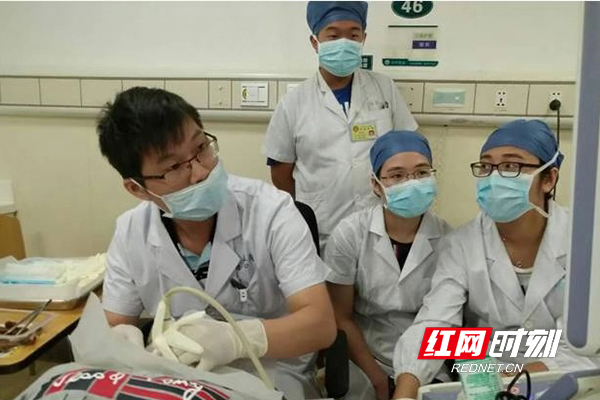 医师正在对患者进行甲状腺结节穿刺。1.jpg