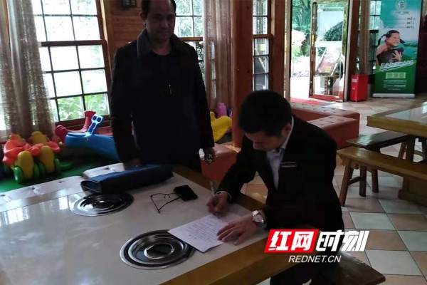 冷水滩区两千余家餐馆签订泔水处置承诺书