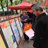 宪法日：引导市民学法懂法 依法护航“平安娄底”