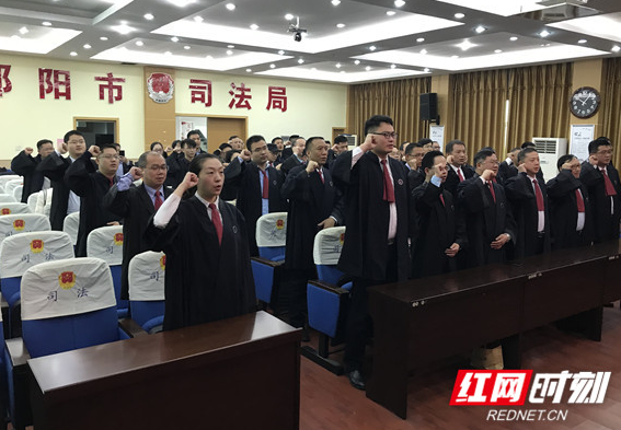 邵阳： 第一个“宪法宣传周”120多名律师代表向国旗庄严宣誓