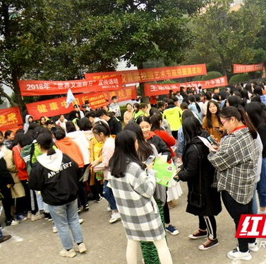 益阳：舞动红丝带防“艾”进校园