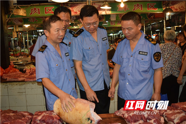市食药监局党组书记、局长侯迪凡在中兴大市场督查肉及制品专项整治.jpg