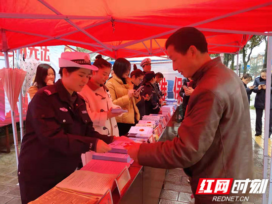 武陵源交警扎实开展“12·4”国家宪法日活动