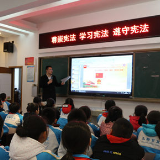 娄底一小“宪法日”宣传：让法治的种子在师生心里生根发芽