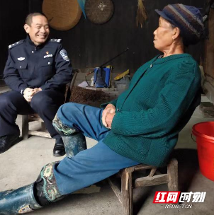 吉首交警：寒冷冬天真情在 精准扶贫送温暖