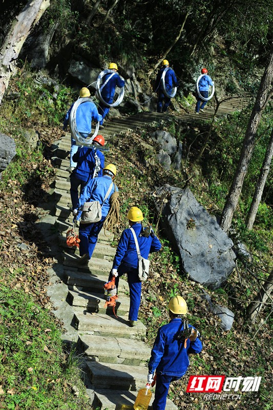 图为：湖南常德供电公司为贫困村开展农网改造。（拍摄者：易长龙）.jpg