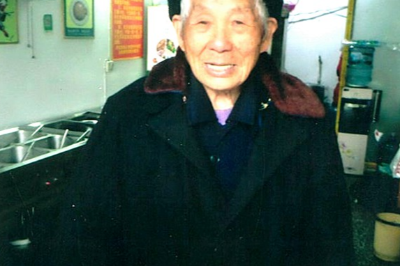 百岁老人参体检  由衷倍觉党恩深