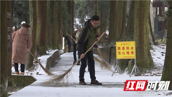 武陵源核心景区：迎入冬首场降雪 景区全力保障游客安全