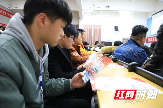 给学生发放消防安全手册与宣传资料.JPG