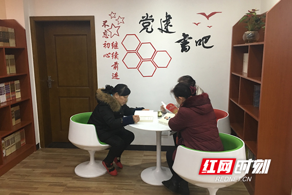 党员、群众在家门口图书馆享受学“习”大餐.jpg 党员、群众在家门口图书馆享受学“习”大餐.jpg