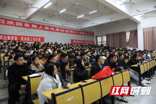 同学们认真听讲.JPG