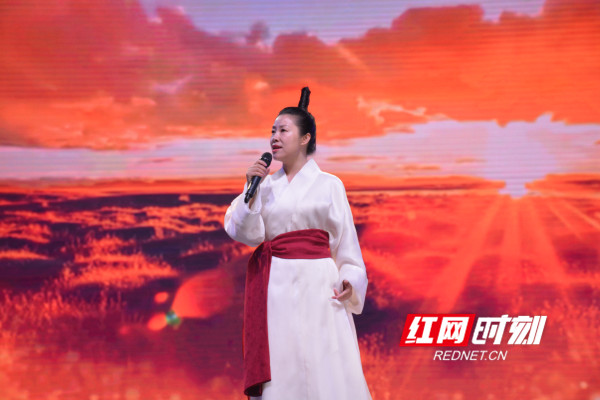 李雨儿倾情演绎歌舞《大美和太极》。.jpg