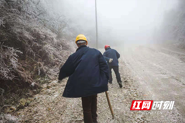 风雪中前行的电力巡线人。1.jpg