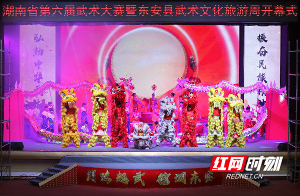 开场表演《龙狮耀潇湘》，东安舞狮表演曾荣获全国龙狮大赛南狮表演金奖。