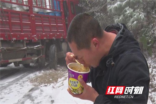 被困货车司机正在吃交警送来的食品.jpg