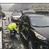 暖心!邵阳高速路政员冒雪帮忙换轮胎