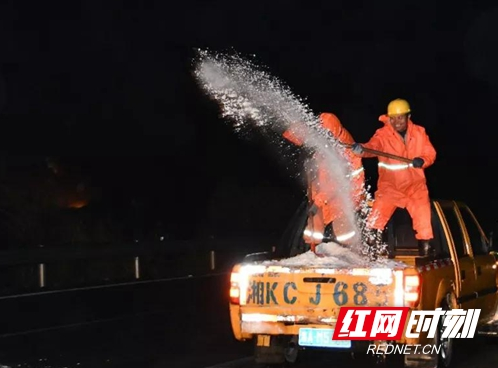 新邵：寒冷的冬夜，高速上的“逆行者”