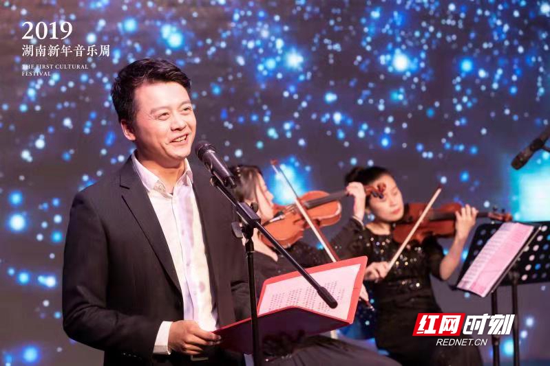 湖南省话剧院优秀青年演员、“田汉表演奖”获得者余立晖带来诗朗诵。