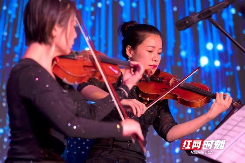 长沙交响乐团的艺术家们在投入地演奏。