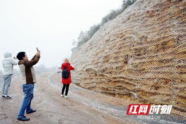气温突降 江华又迎冰冻雾凇美景