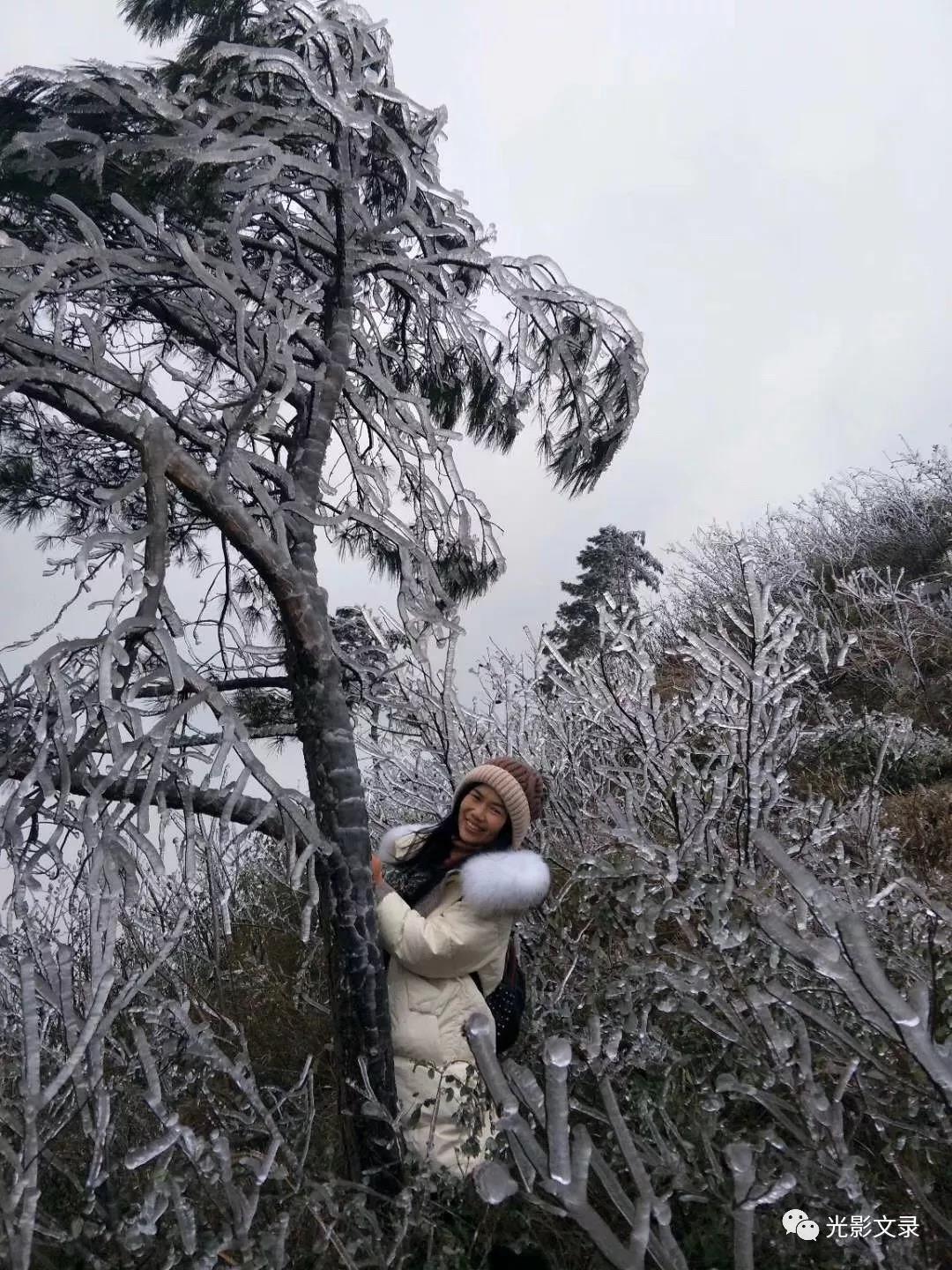 一路风景一路雪，大家陶醉着，用心体会微风掠面带来的微冷与清爽。俯瞰美丽的县城，像穿了一件带水纹的花衣。