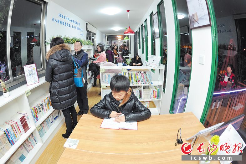 岳麓区学士街道24小时市民免费图书馆内,来自附近小区的居民在看书、借书。 长沙晚报记者 王志伟 摄