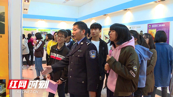 学生们参观禁毒教育基地_副本.jpg 学生们参观禁毒教育基地_副本.jpg