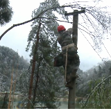 武冈：电力工人奋力抗灾 保障山区群众正常供电