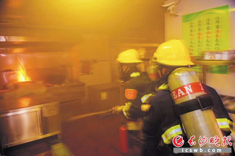 　　←长沙旅游系统举办的酒店消防应急演练现场，消防队员正在灭火。 　　长沙晚报记者 陈飞 摄