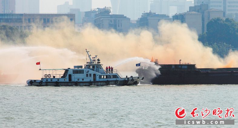 　　长沙水上搜救和水域环境污染处置应急演练现场，消防船用水炮、水枪喷射水流到起火区域控制火势。　　长沙晚报记者 陈飞 摄