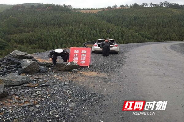 新田交警：迎战恶劣天气 确保交通安全