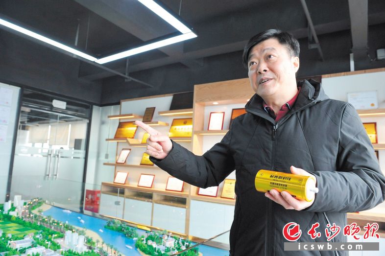 对于帮扶小队的服务,耐普恩董事长黄浩宇非常满意,对企业的未来更有信心。 长沙晚报记者 小刘军 摄