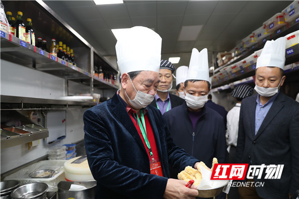 湘菜泰斗王墨泉先生率专家评审团在新长福后厨参观，并为其环境、卫生等测评打分。