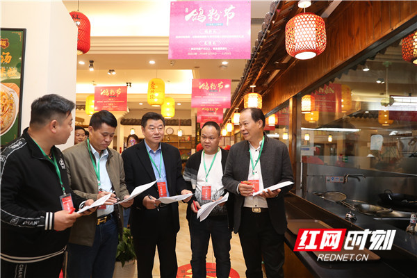 湖南省餐饮协会副会长任伟政及专家评审团在大鸽饭参观，并为其就餐环境打分。