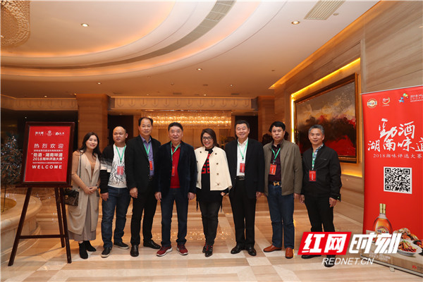 专家评审团在冰火楼测评。