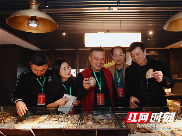 专家评审团在徐记海鲜查看食材原材料，并为其打分。